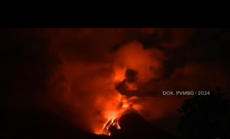 Gunung Lewotobi Laki-laki Kembali 'Batuk' Semburkan Lava Pijar